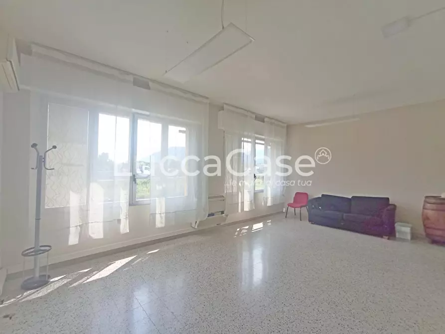 Immagine 18 di Ufficio in affitto  a Lucca