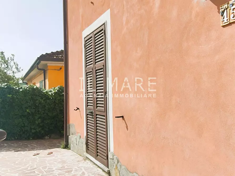 Immagine 1 di Casa semindipendente in vendita  a Massa