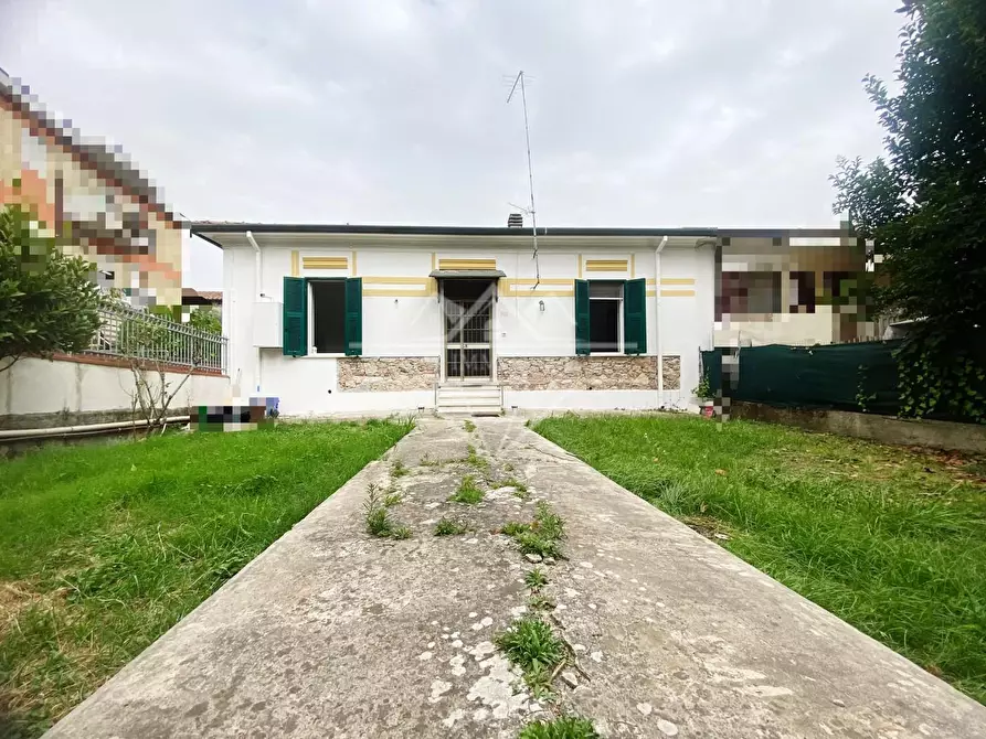 Immagine 1 di Casa semindipendente in vendita  a Carrara