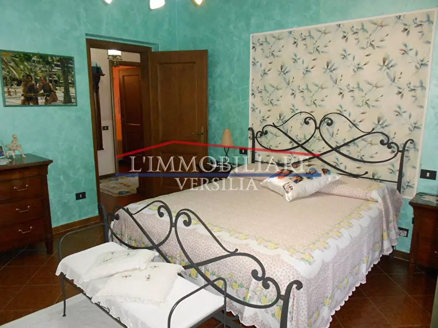 Immagine 70 di Villa in vendita  a Massa