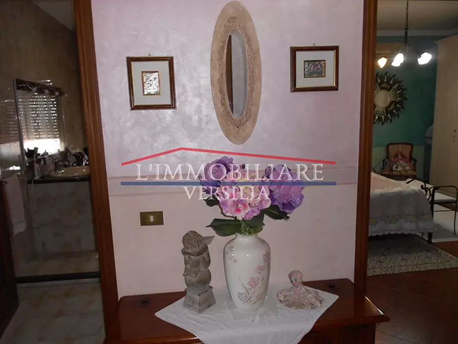 Immagine 78 di Villa in vendita  a Massa