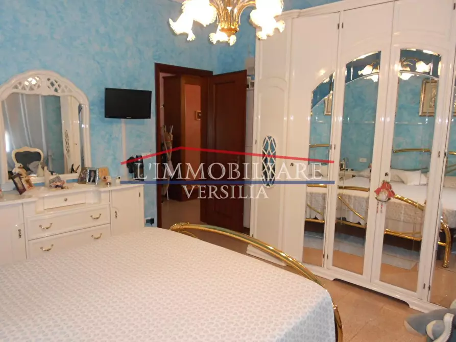 Immagine 19 di Villa in vendita  a Massa