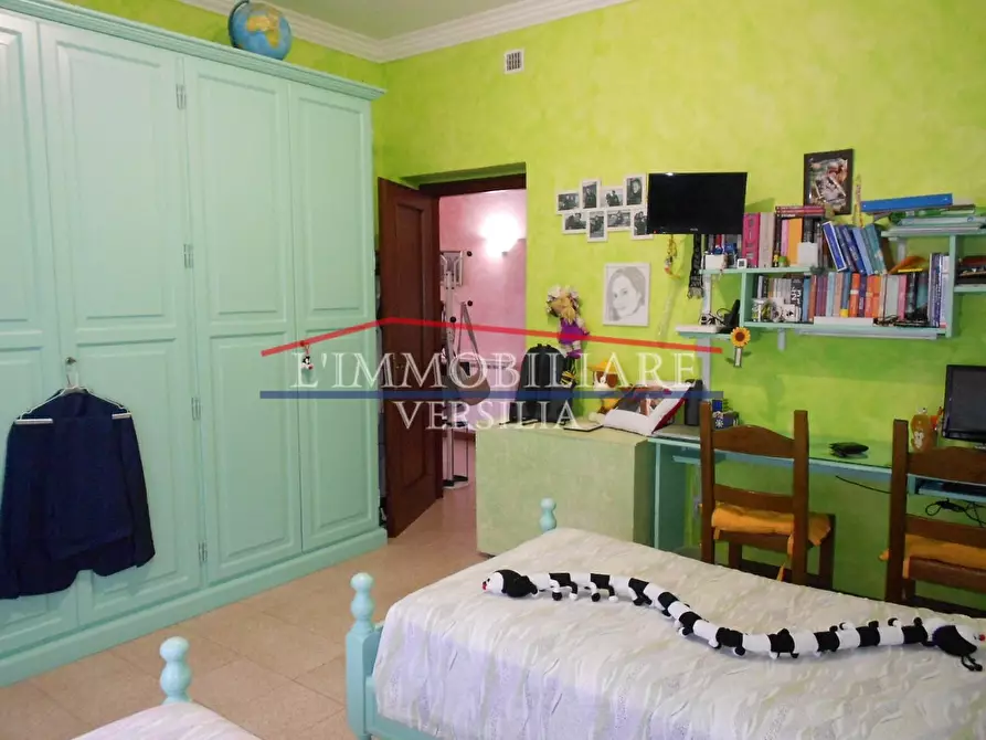 Immagine 22 di Villa in vendita  a Massa