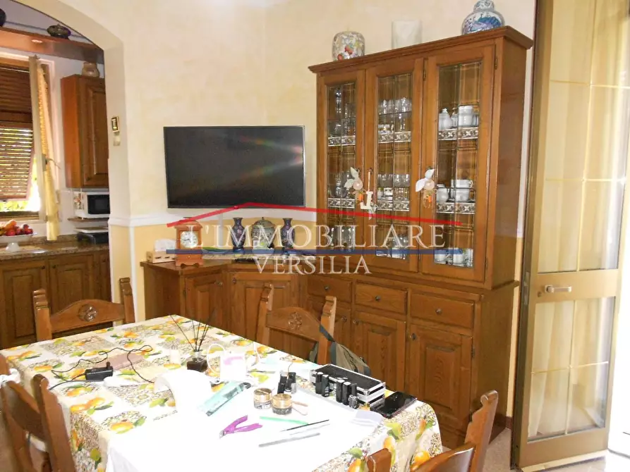 Immagine 35 di Villa in vendita  a Massa