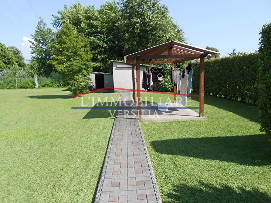 Immagine 10 di Villa in vendita  a Massa