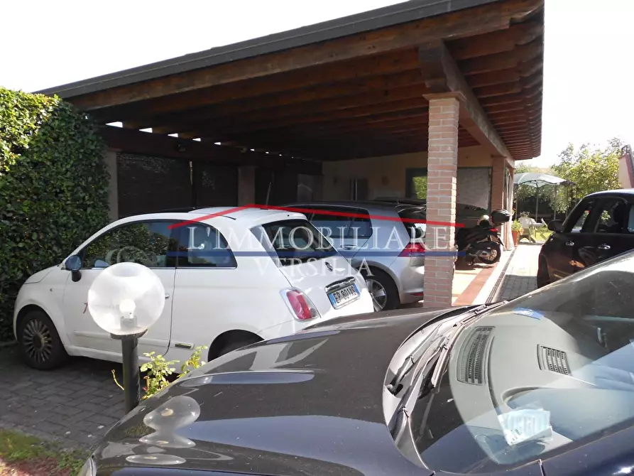 Immagine 17 di Villa in vendita  a Massa