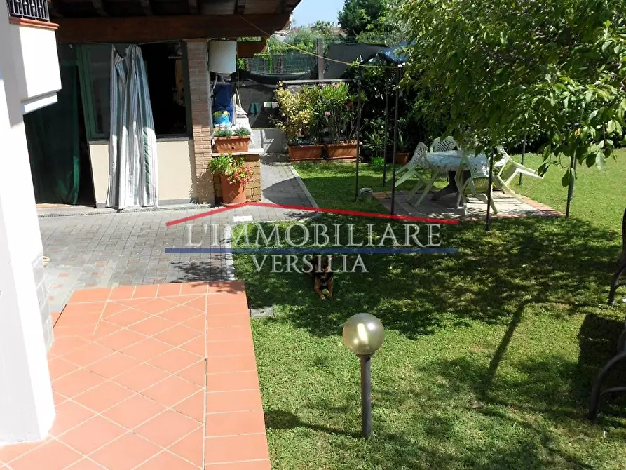 Immagine 45 di Villa in vendita  a Massa