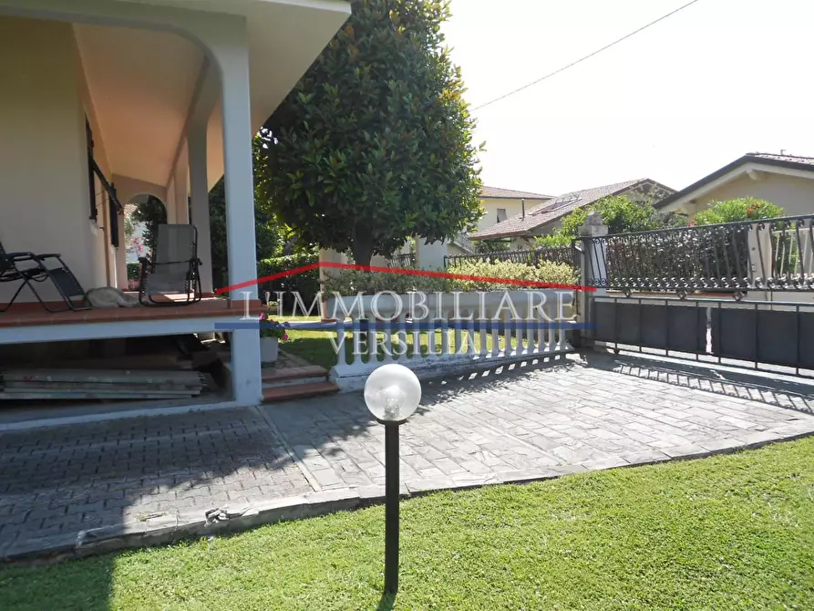 Immagine 15 di Villa in vendita  a Massa