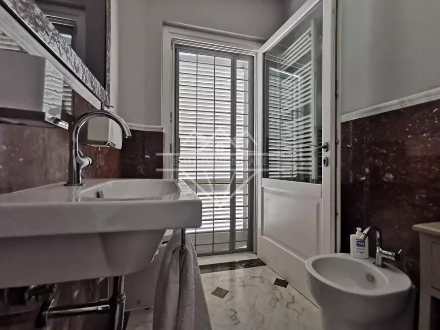 Immagine 25 di Villa in vendita  a Carrara