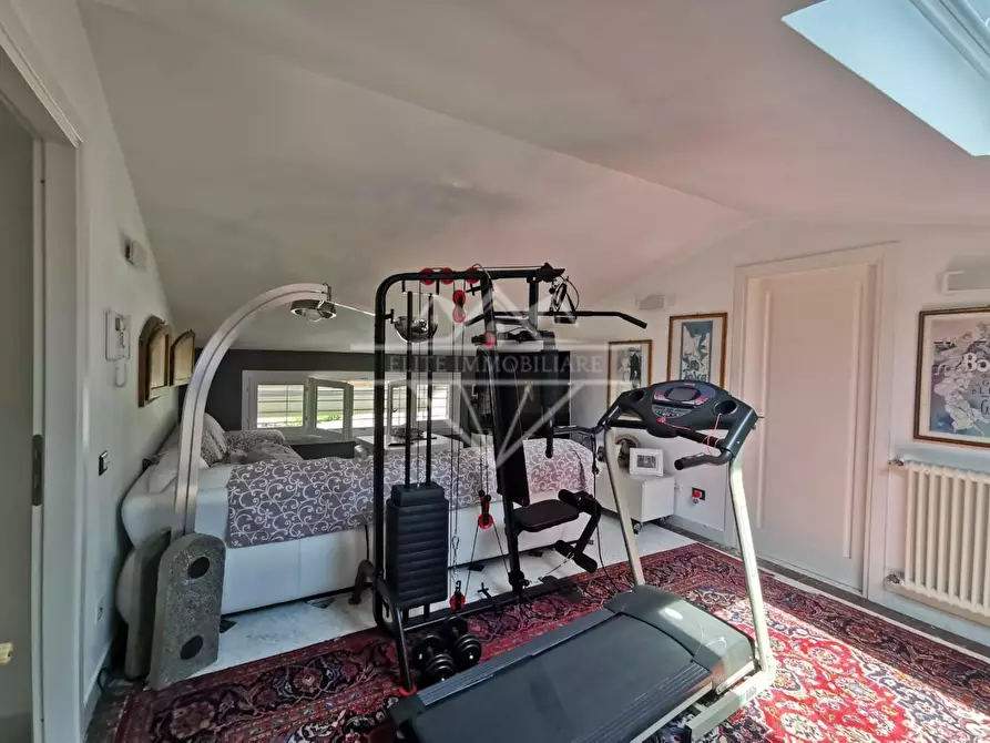 Immagine 19 di Villa in vendita  a Carrara