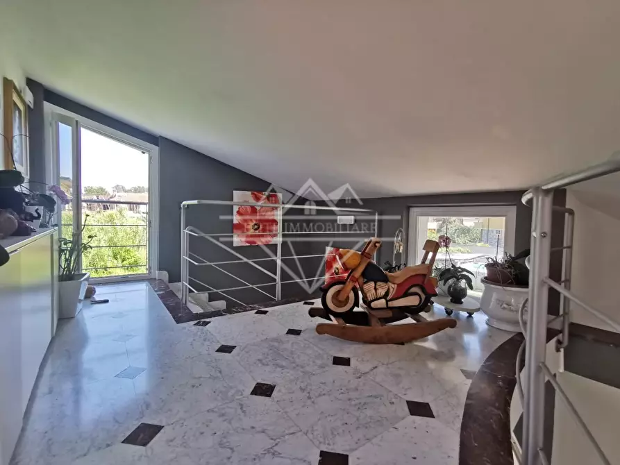 Immagine 10 di Villa in vendita  a Carrara