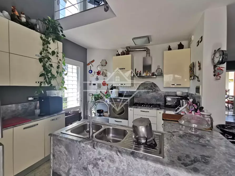 Immagine 15 di Villa in vendita  a Carrara