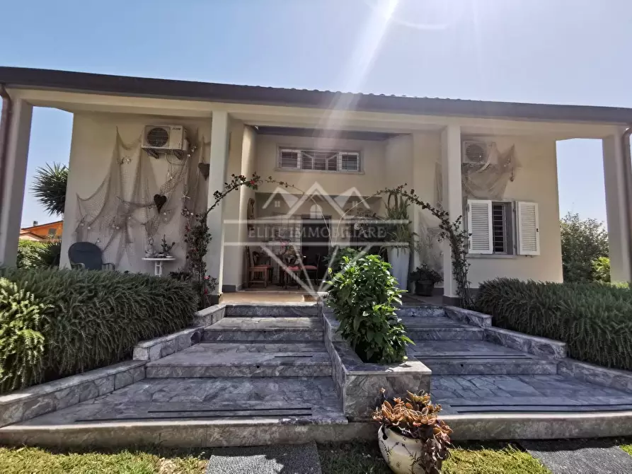 Immagine 41 di Villa in vendita  a Carrara