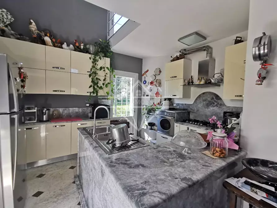 Immagine 14 di Villa in vendita  a Carrara