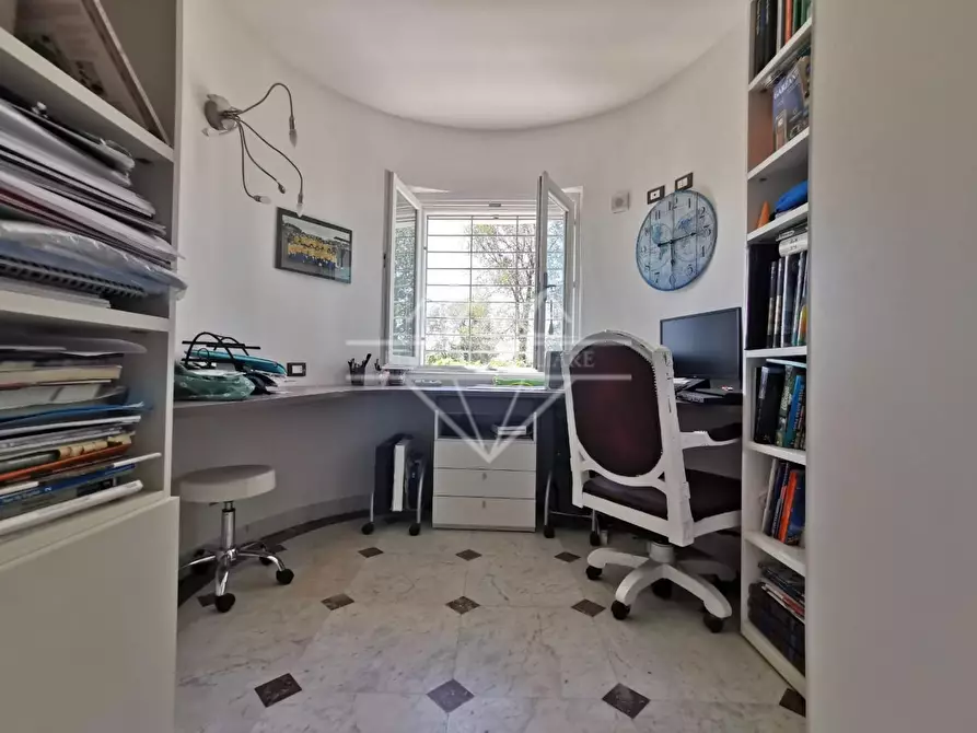 Immagine 18 di Villa in vendita  a Carrara