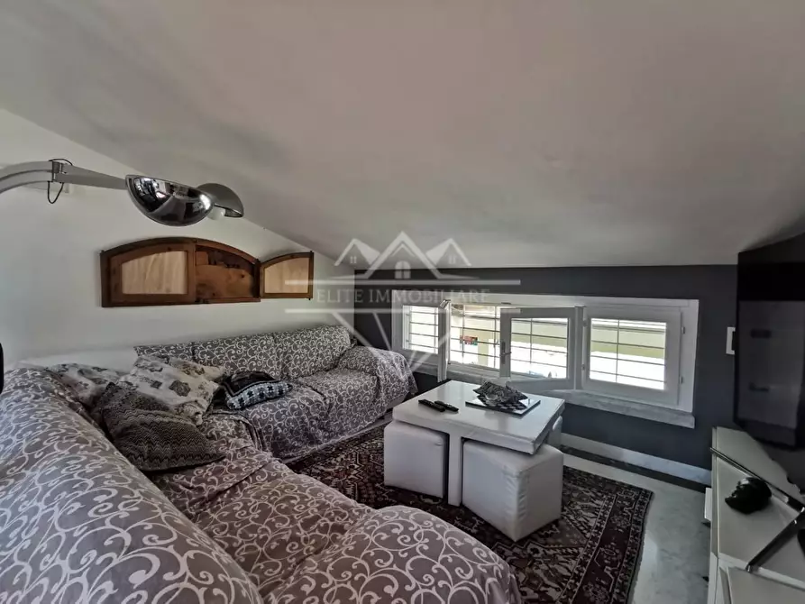 Immagine 17 di Villa in vendita  a Carrara