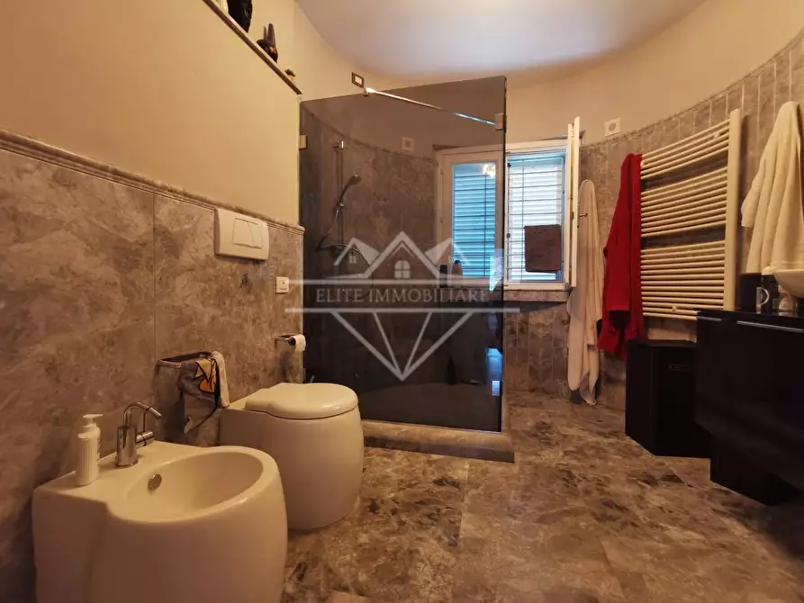 Immagine 32 di Villa in vendita  a Carrara