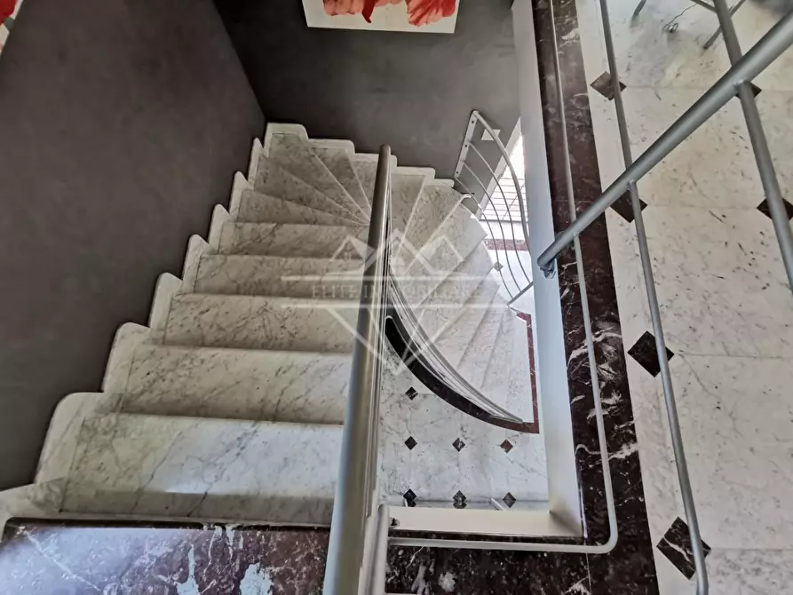 Immagine 11 di Villa in vendita  a Carrara