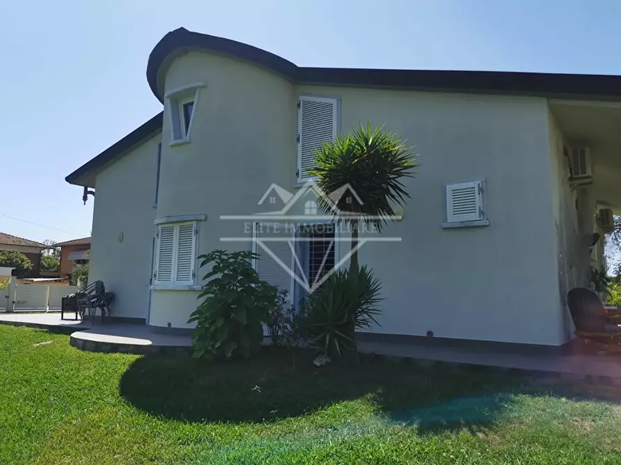 Immagine 38 di Villa in vendita  a Carrara