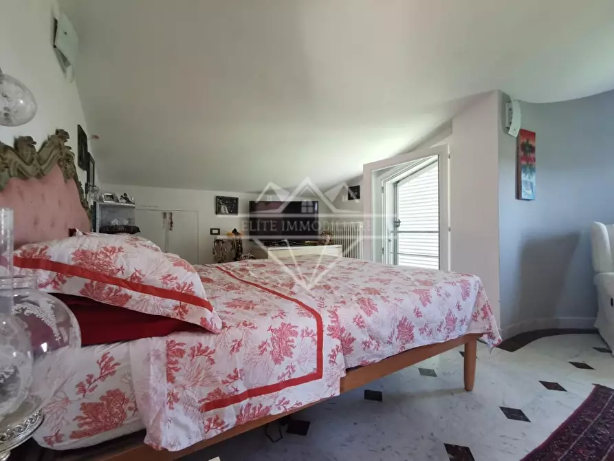 Immagine 22 di Villa in vendita  a Carrara