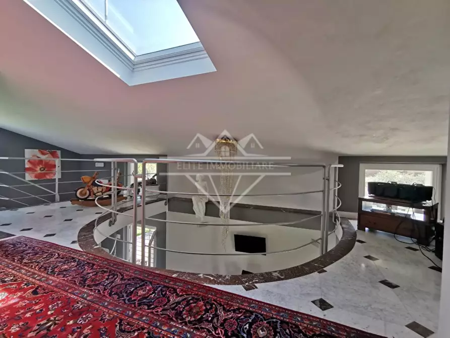 Immagine 8 di Villa in vendita  a Carrara