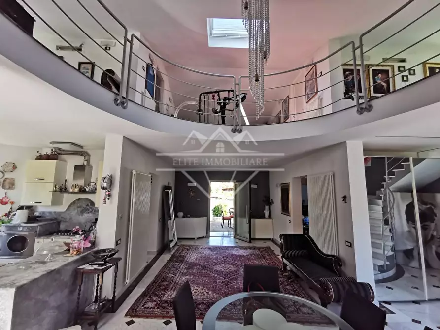 Immagine 2 di Villa in vendita  a Carrara