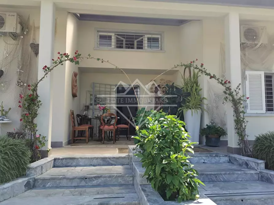 Immagine 42 di Villa in vendita  a Carrara