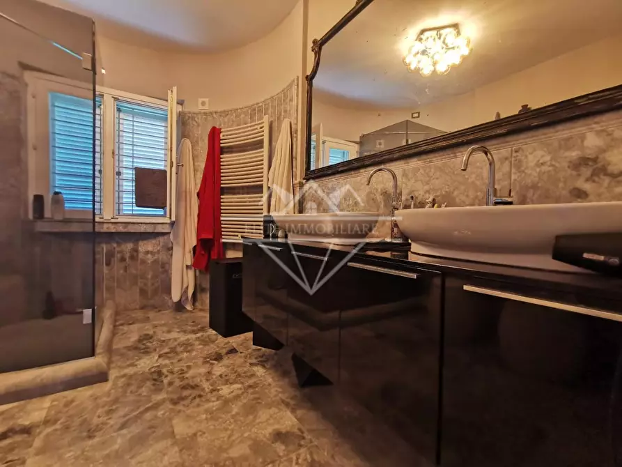 Immagine 31 di Villa in vendita  a Carrara