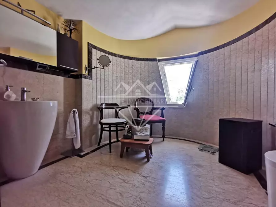 Immagine 33 di Villa in vendita  a Carrara