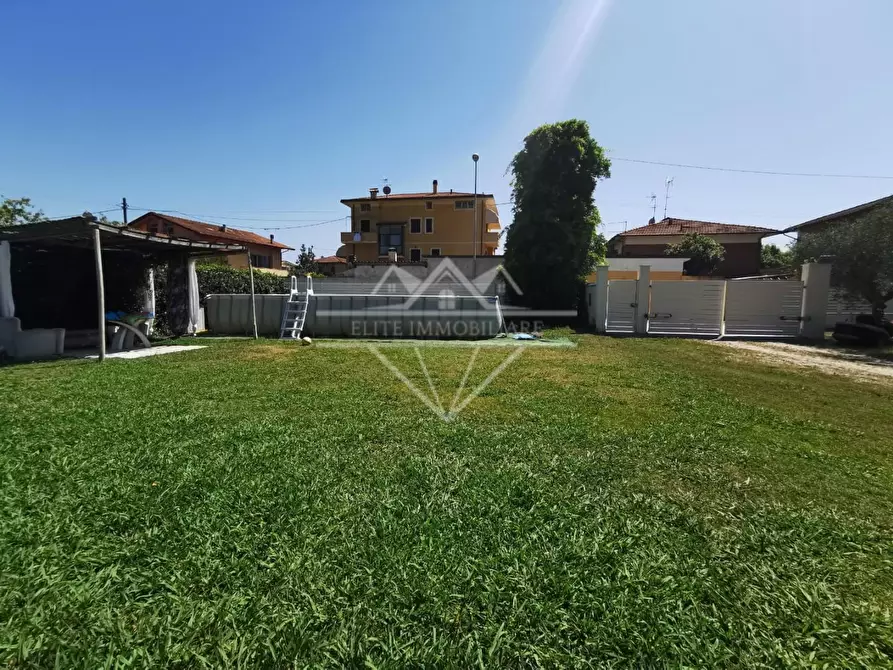 Immagine 43 di Villa in vendita  a Carrara