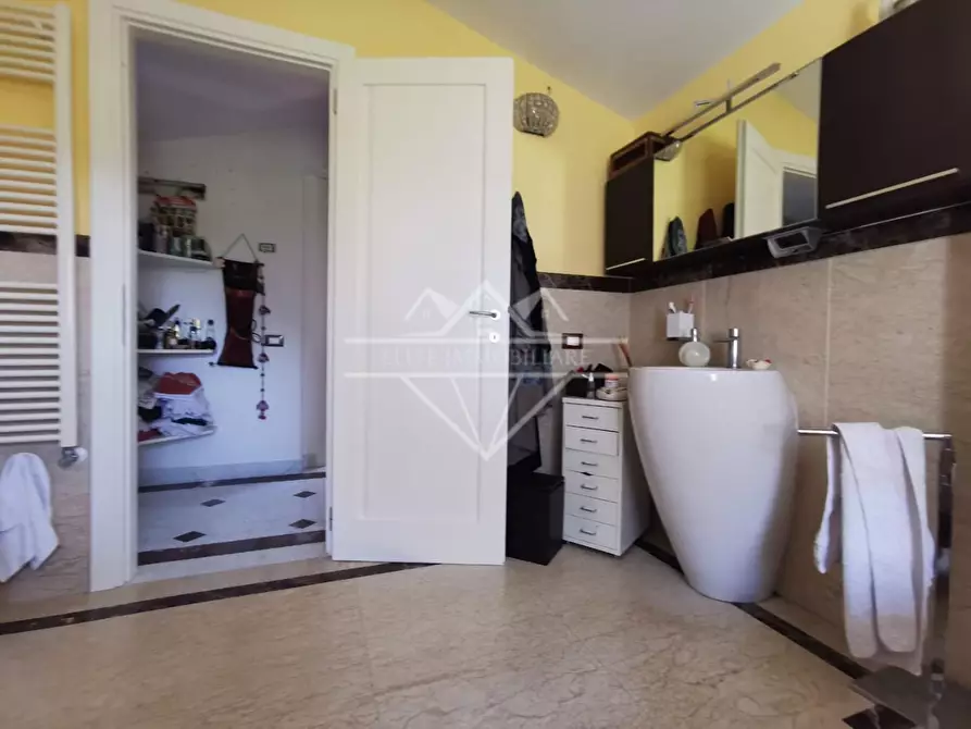 Immagine 28 di Villa in vendita  a Carrara