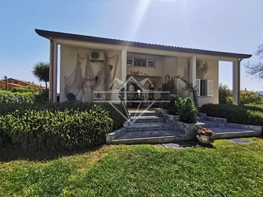 Immagine 40 di Villa in vendita  a Carrara