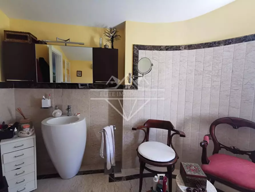 Immagine 27 di Villa in vendita  a Carrara