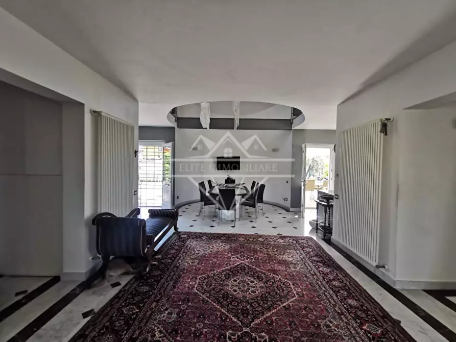 Immagine 4 di Villa in vendita  a Carrara