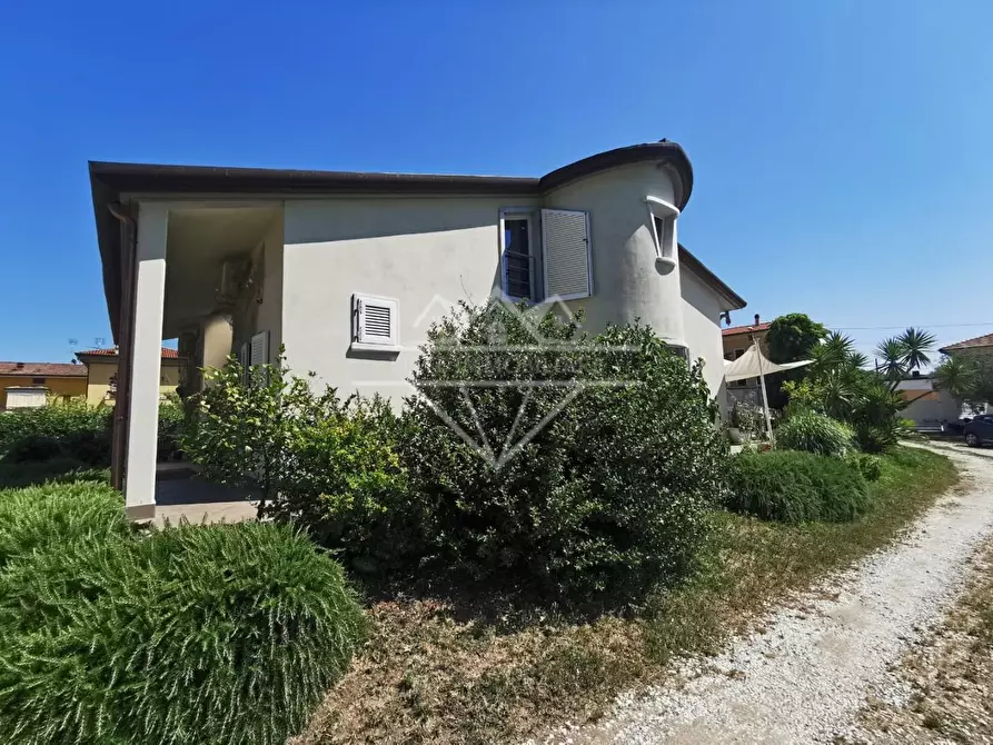 Immagine 37 di Villa in vendita  a Carrara