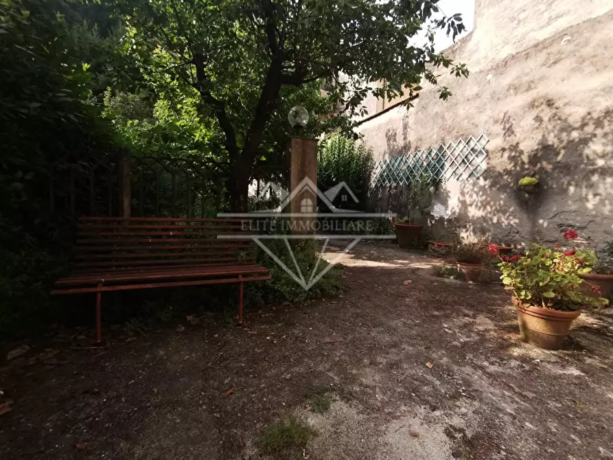 Immagine 2 di Appartamento in vendita  a Carrara