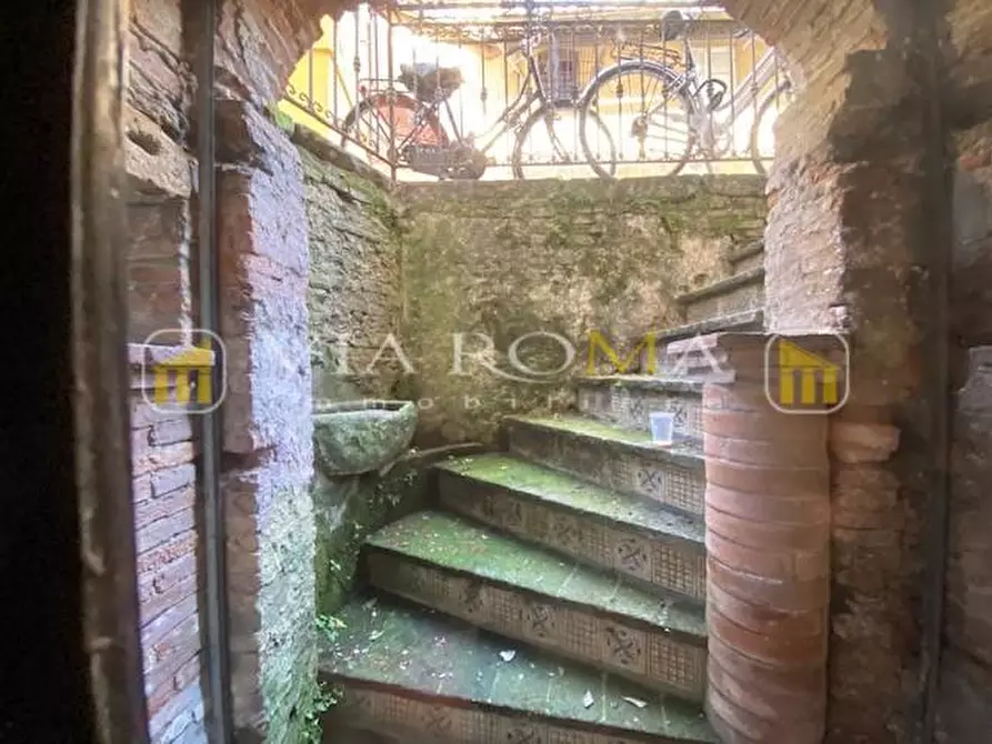 Immagine 47 di Appartamento in vendita  a Lucca