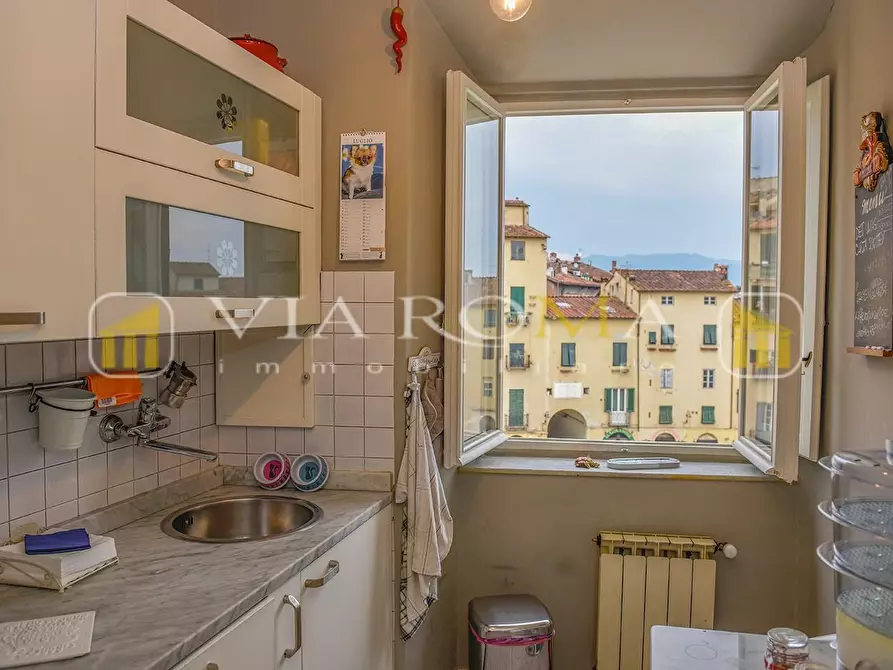 Immagine 12 di Appartamento in vendita  a Lucca