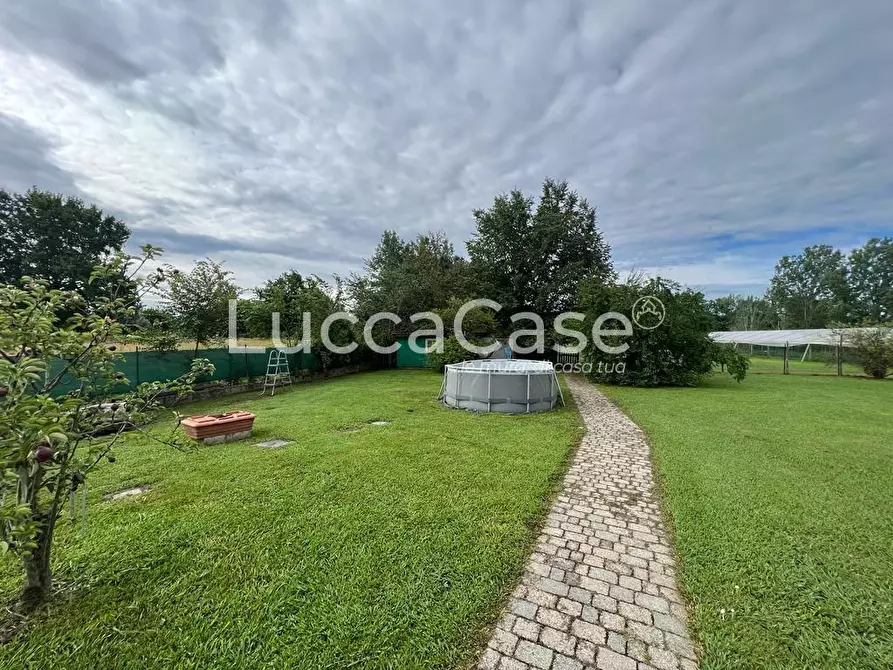 Immagine 4 di Villa in vendita  a Capannori