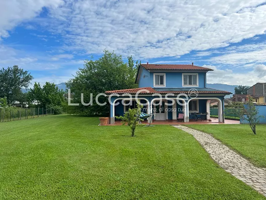 Immagine 5 di Villa in vendita  a Capannori
