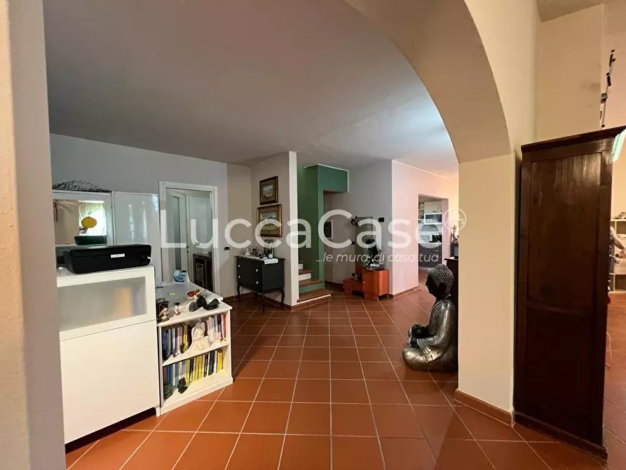 Immagine 11 di Villa in vendita  a Capannori
