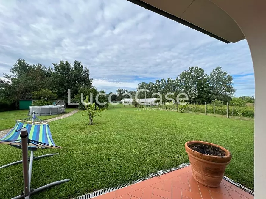 Immagine 3 di Villa in vendita  a Capannori