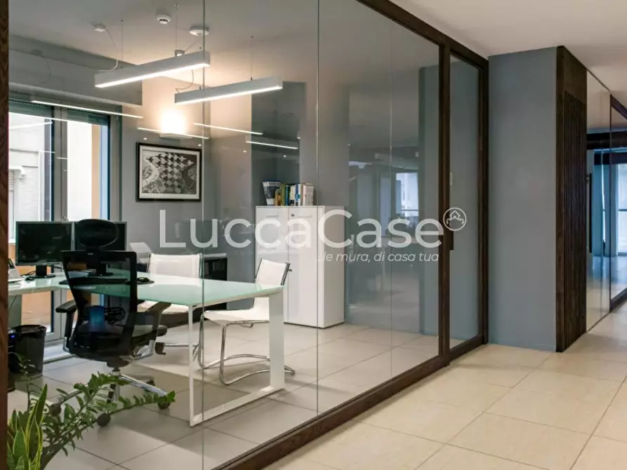 Immagine 2 di Negozio in affitto  a Capannori