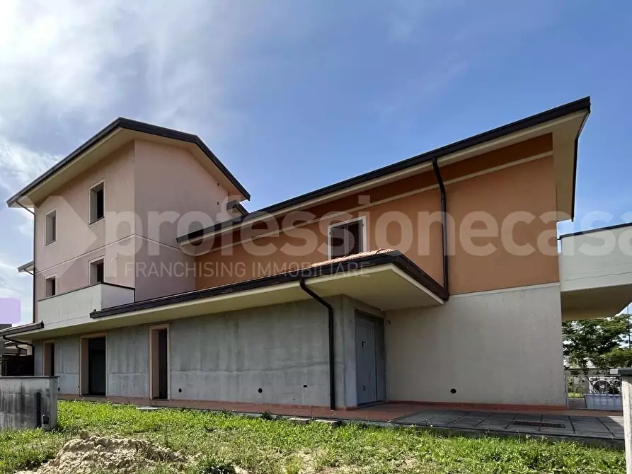 Immagine 1 di Casa trifamiliare in vendita  a Pontedera