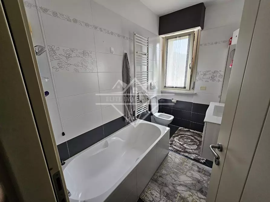 Immagine 9 di Appartamento in vendita  a Carrara