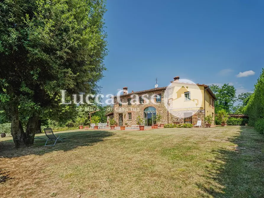 Immagine 1 di Villa in vendita  a Lucca