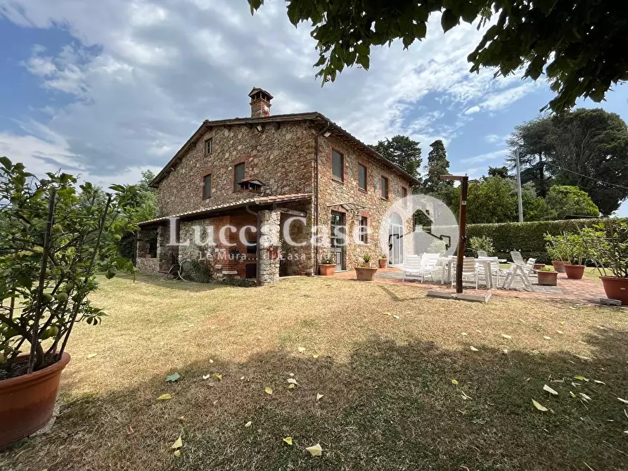 Immagine 1 di Casa colonica in vendita  a Lucca