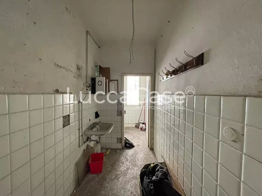 Immagine 22 di Magazzino in affitto  a Lucca