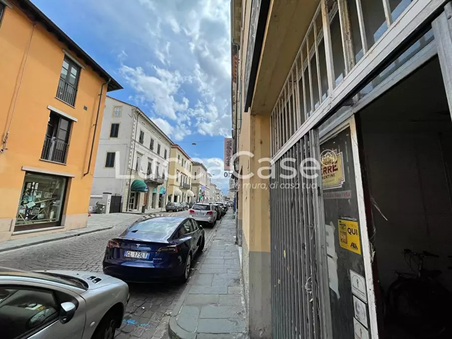 Immagine 24 di Magazzino in affitto  a Lucca