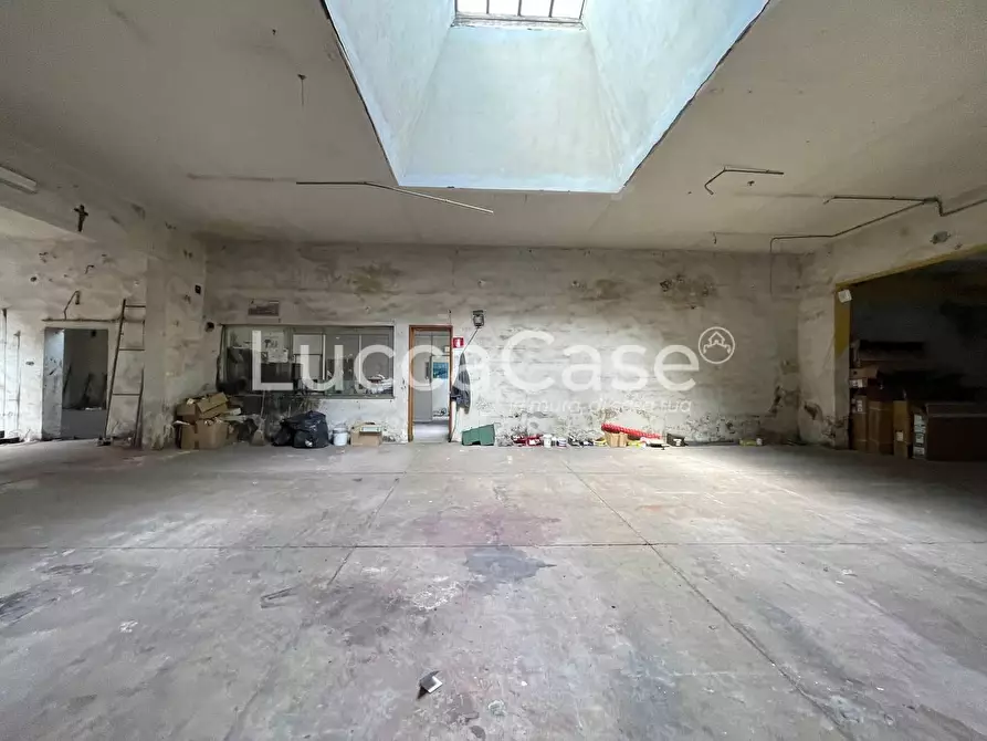 Immagine 11 di Magazzino in affitto  a Lucca